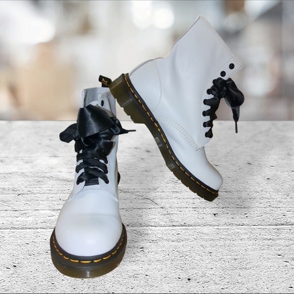 Dr martens white 1460 softy T size 9 - Picture 1 of 16